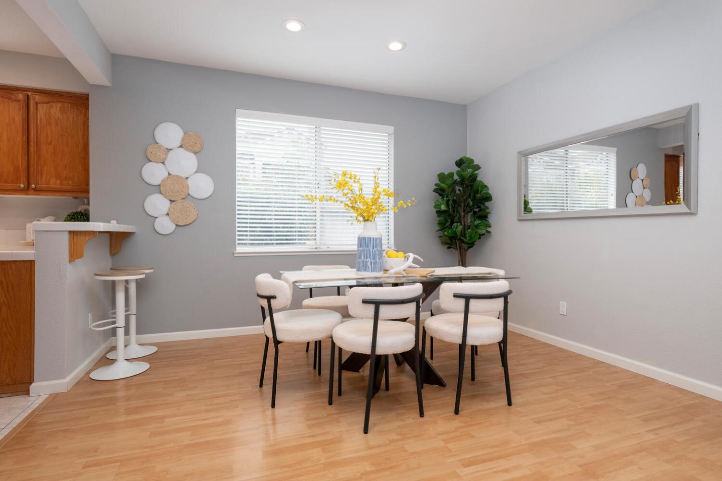 Detail Gallery Image 8 of 26 For 865 Windsor Hills Cir, San Jose,  CA 95123 - 3 Beds | 2/1 Baths