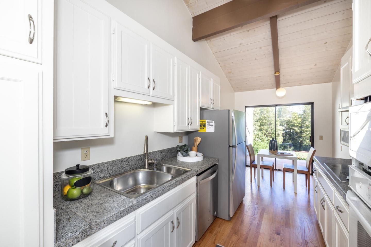 Detail Gallery Image 5 of 21 For 166 Sand Hill Cir, Menlo Park,  CA 94025 - 2 Beds | 2 Baths