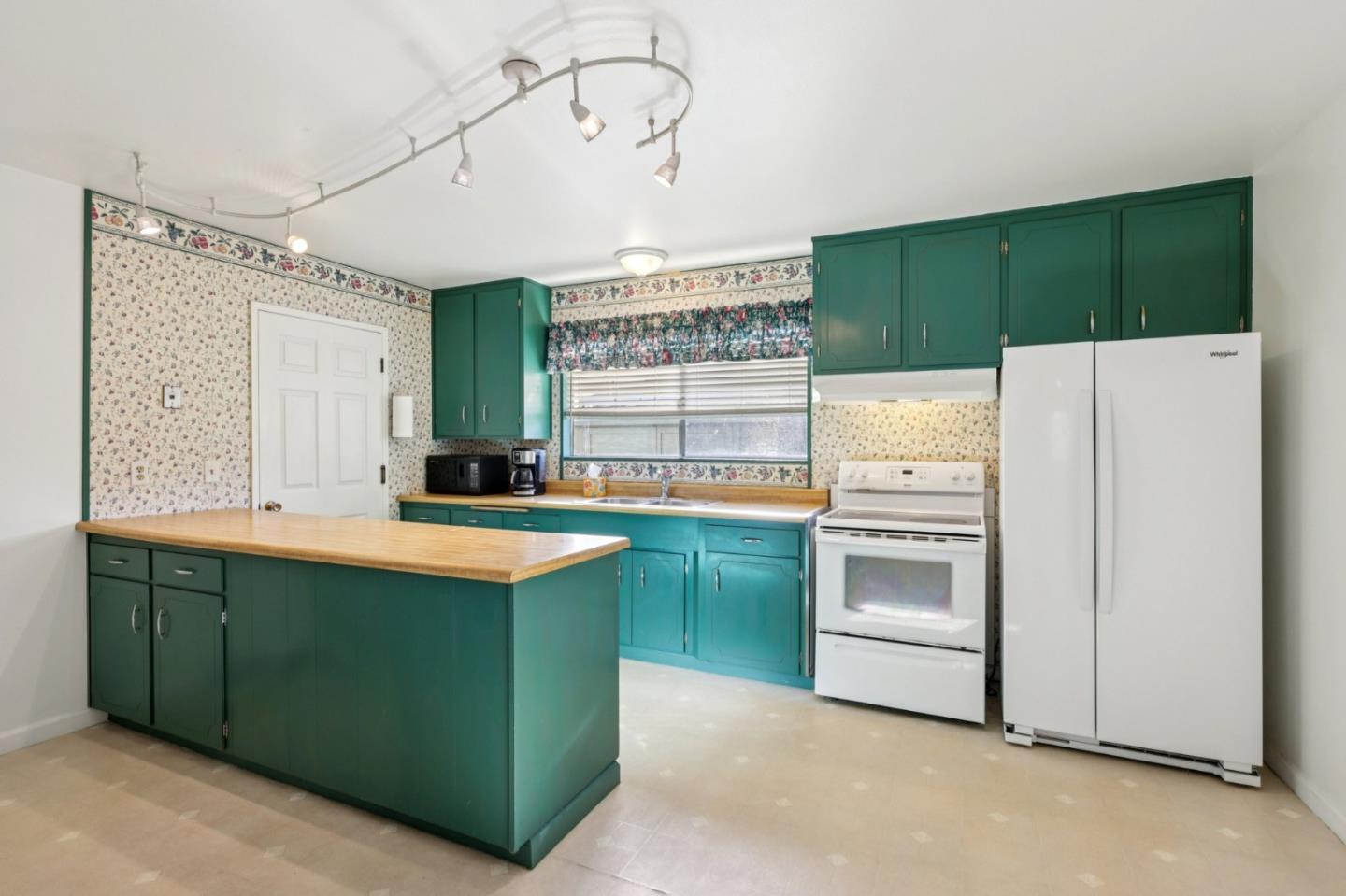 Detail Gallery Image 5 of 32 For 3055 Bostick Ave, Marina,  CA 93933 - 3 Beds | 2 Baths