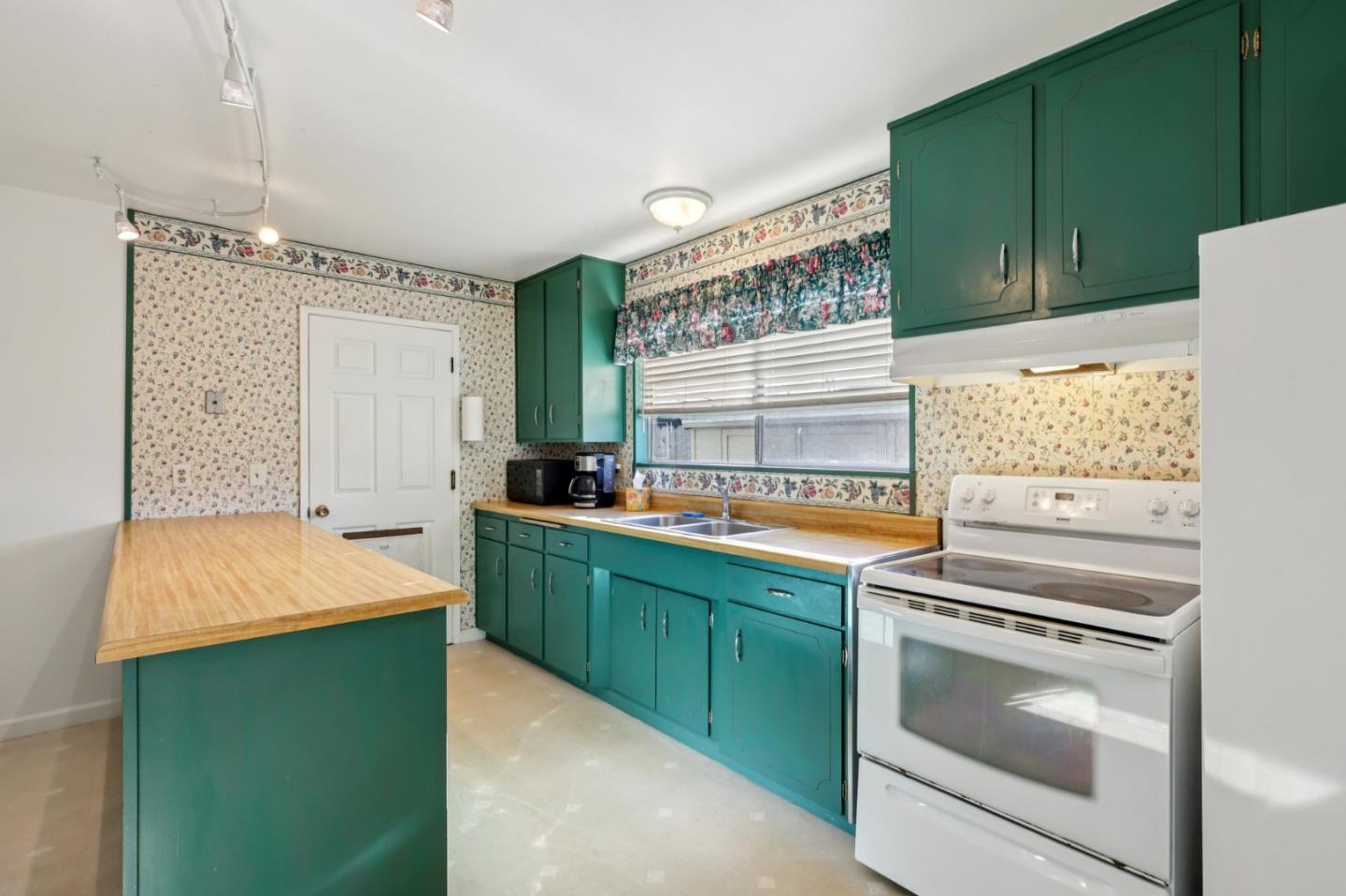 Detail Gallery Image 6 of 32 For 3055 Bostick Ave, Marina,  CA 93933 - 3 Beds | 2 Baths