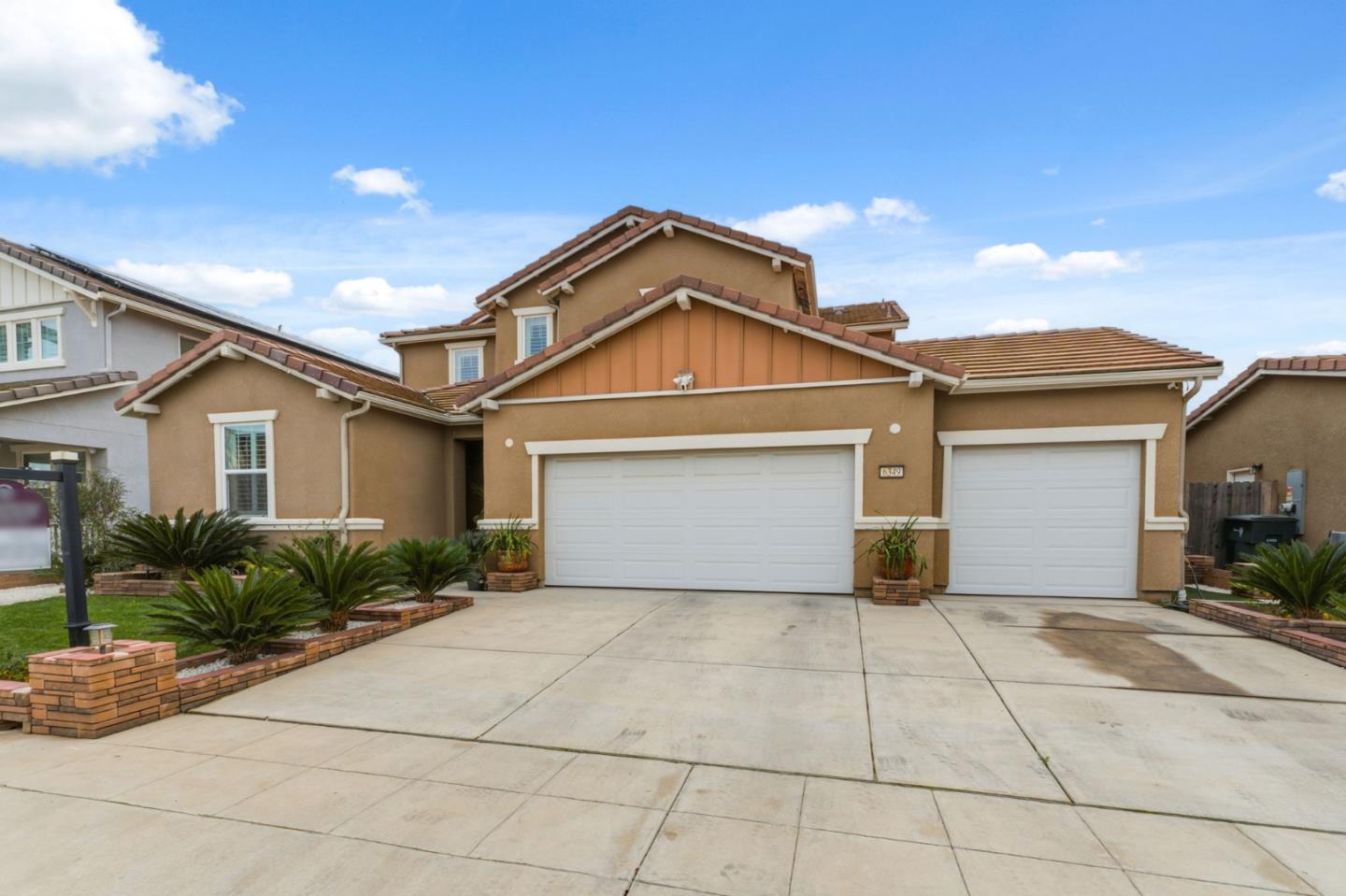 Detail Gallery Image 2 of 37 For 6349 W Acacia Ave, Fresno,  CA 93723 - 5 Beds | 4 Baths