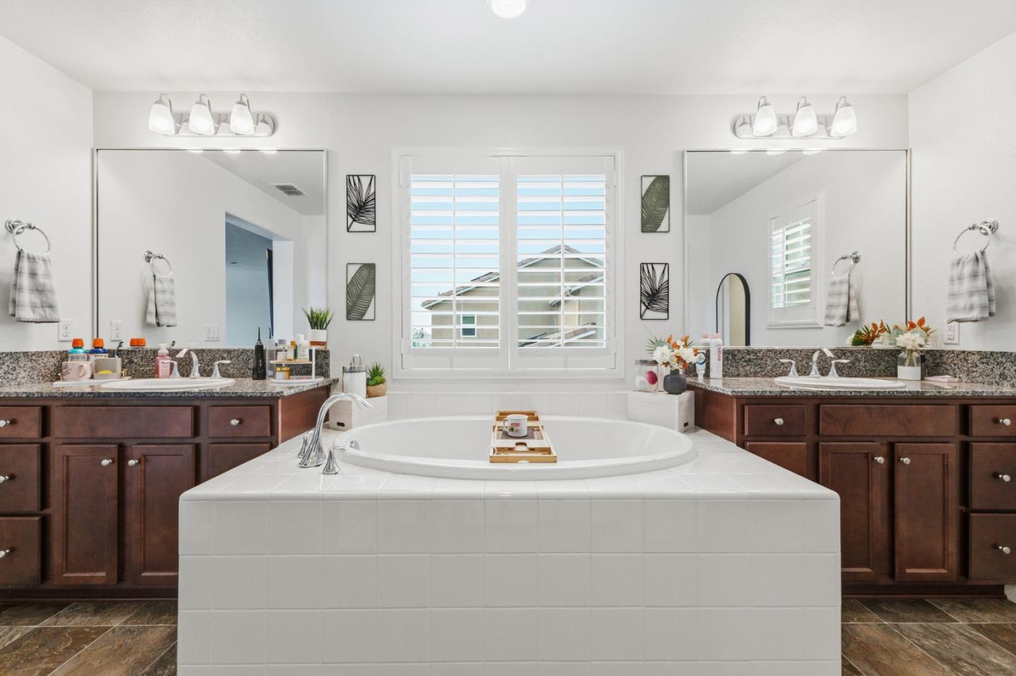 Detail Gallery Image 20 of 37 For 6349 W Acacia Ave, Fresno,  CA 93723 - 5 Beds | 4 Baths