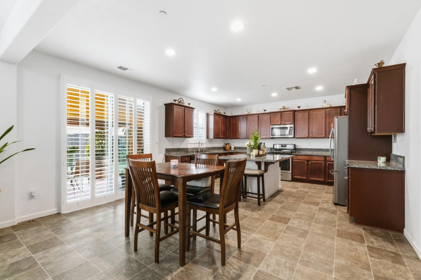 Detail Gallery Image 28 of 37 For 6349 W Acacia Ave, Fresno,  CA 93723 - 5 Beds | 4 Baths