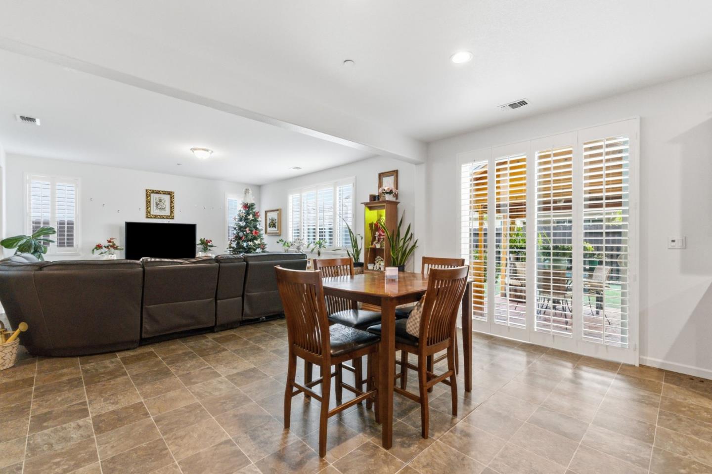 Detail Gallery Image 29 of 37 For 6349 W Acacia Ave, Fresno,  CA 93723 - 5 Beds | 4 Baths