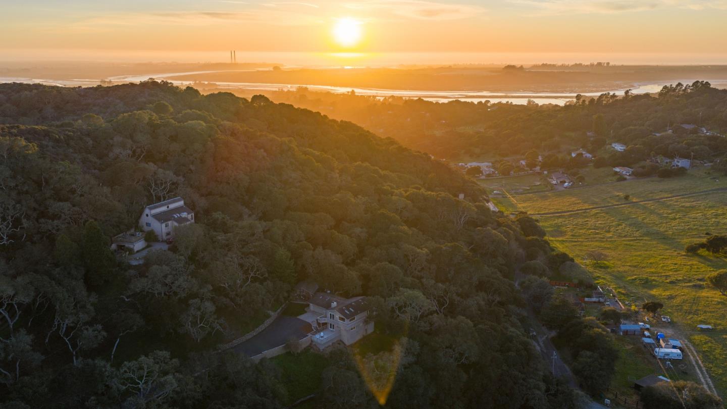 Detail Gallery Image 4 of 64 For 280 Hidden Valley Rd, Royal Oaks,  CA 95076 - 3 Beds | 3 Baths