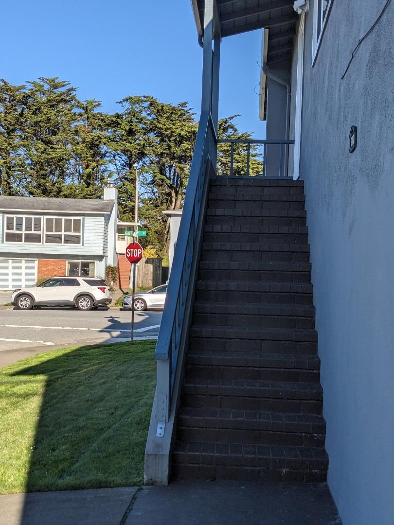 Detail Gallery Image 4 of 17 For 210 Springdale Dr, Pacifica,  CA 94044 - 4 Beds | 2 Baths