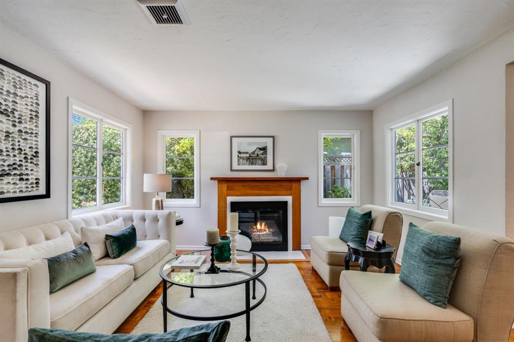 Detail Gallery Image 2 of 28 For 831 Bruce Dr, Palo Alto,  CA 94303 - 3 Beds | 2 Baths