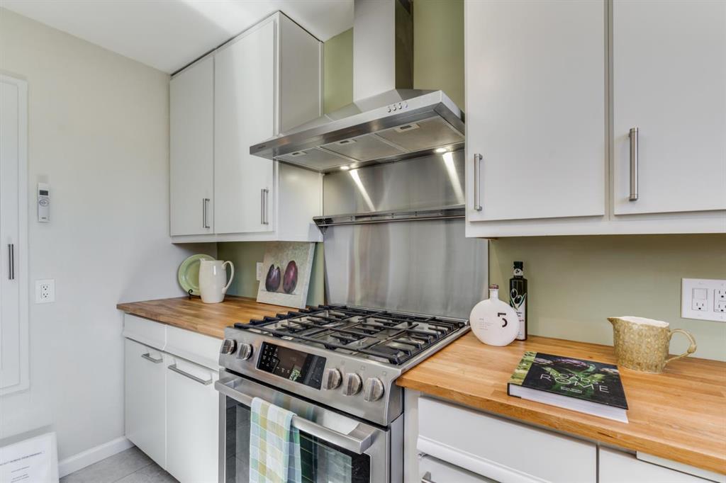 Detail Gallery Image 9 of 28 For 831 Bruce Dr, Palo Alto,  CA 94303 - 3 Beds | 2 Baths