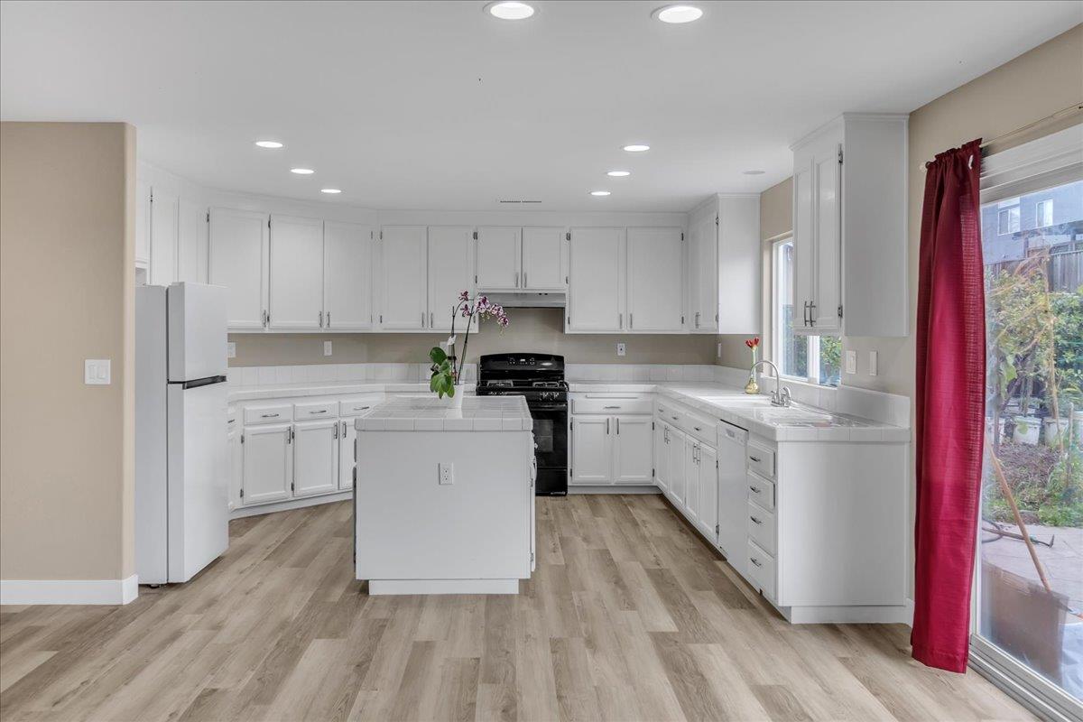 Detail Gallery Image 3 of 44 For 1218 Carmelo, Soledad,  CA 93960 - 6 Beds | 3 Baths