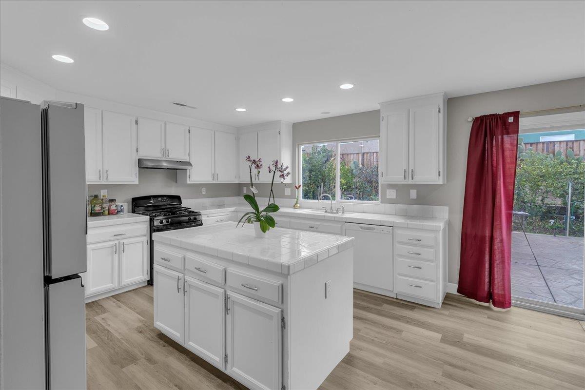 Detail Gallery Image 4 of 44 For 1218 Carmelo, Soledad,  CA 93960 - 6 Beds | 3 Baths