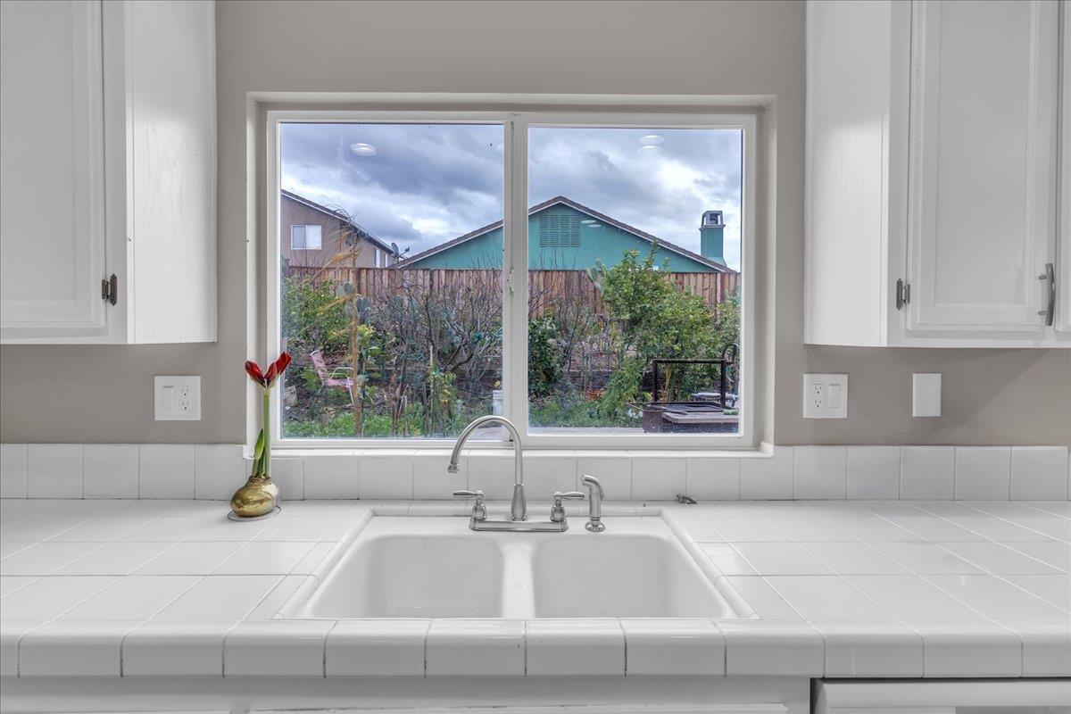 Detail Gallery Image 5 of 44 For 1218 Carmelo, Soledad,  CA 93960 - 6 Beds | 3 Baths