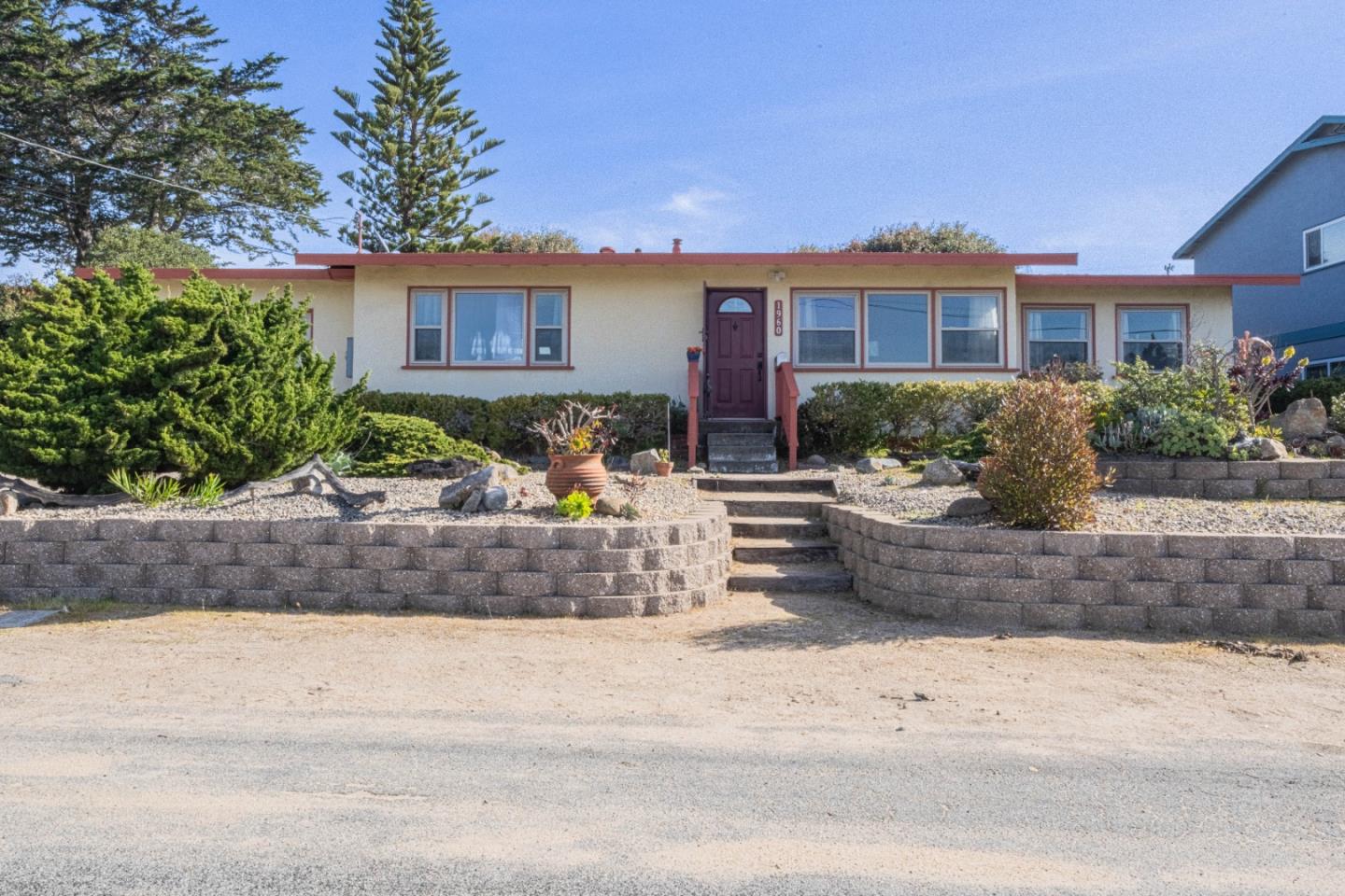 Detail Gallery Image 2 of 37 For 1960 Luzern St, Seaside,  CA 93955 - 3 Beds | 2 Baths