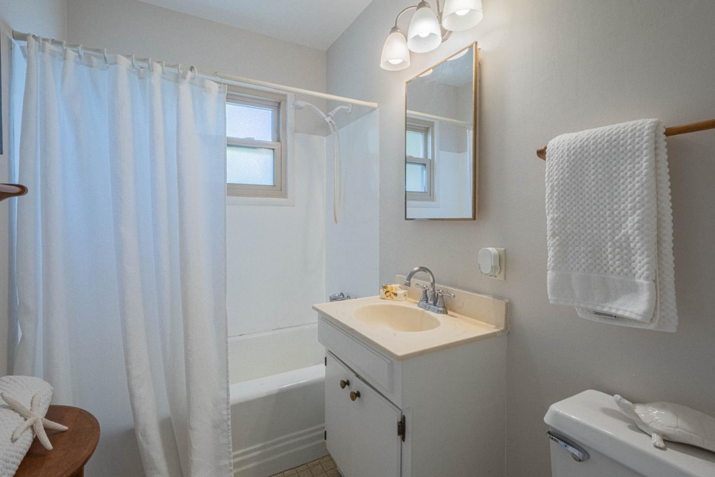 Detail Gallery Image 20 of 37 For 1960 Luzern St, Seaside,  CA 93955 - 3 Beds | 2 Baths