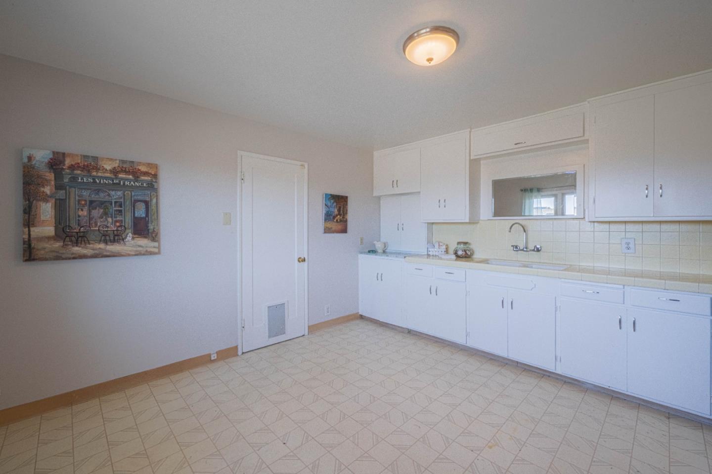 Detail Gallery Image 8 of 37 For 1960 Luzern St, Seaside,  CA 93955 - 3 Beds | 2 Baths