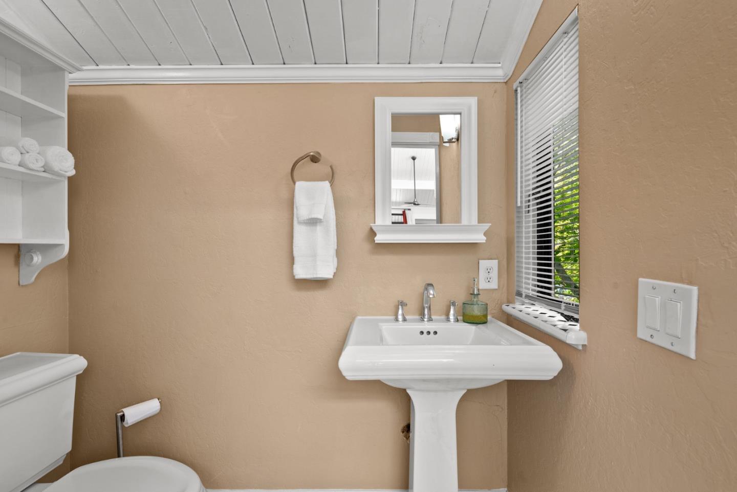 Detail Gallery Image 27 of 51 For 102 Tree Frog Ln, Santa Cruz,  CA 95060 - 2 Beds | 2 Baths