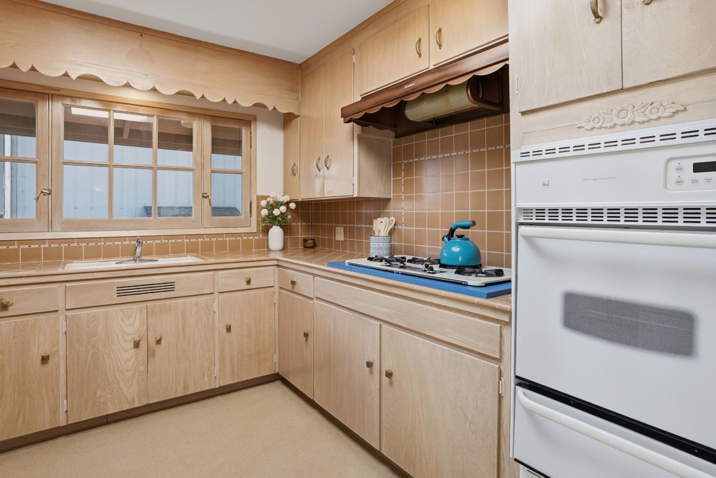 Detail Gallery Image 12 of 46 For 656 24th Ave, Santa Cruz,  CA 95062 - 2 Beds | 3 Baths