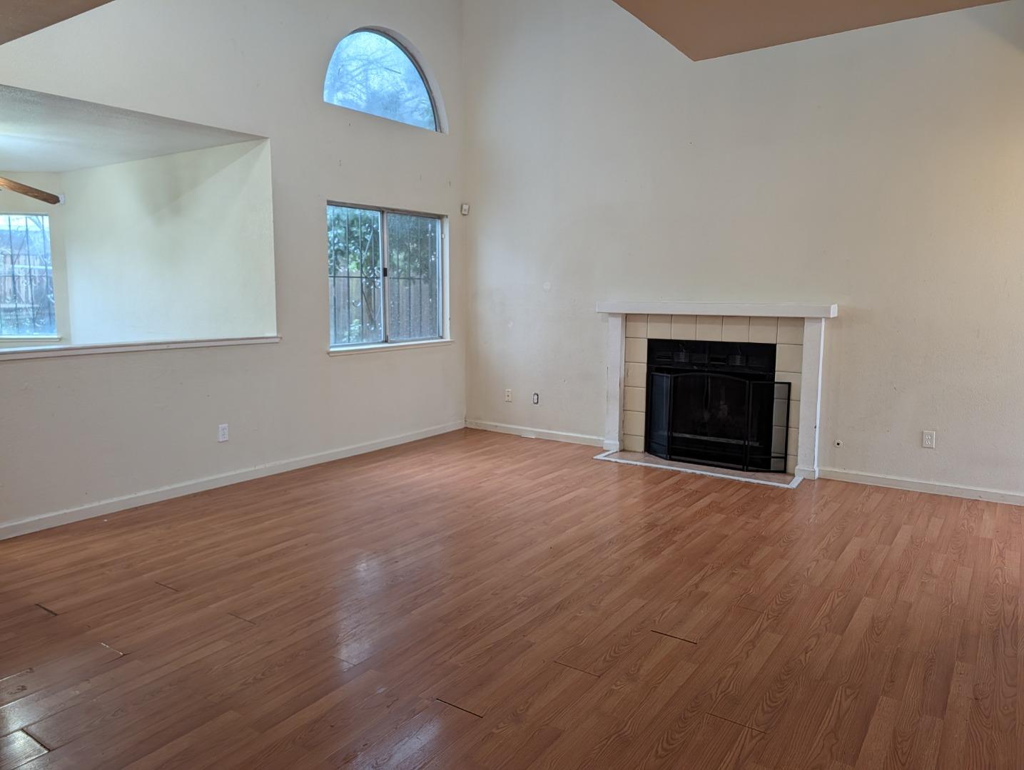 Detail Gallery Image 3 of 14 For 4900 Camino Royale Dr, Sacramento,  CA 95823 - 3 Beds | 2/1 Baths