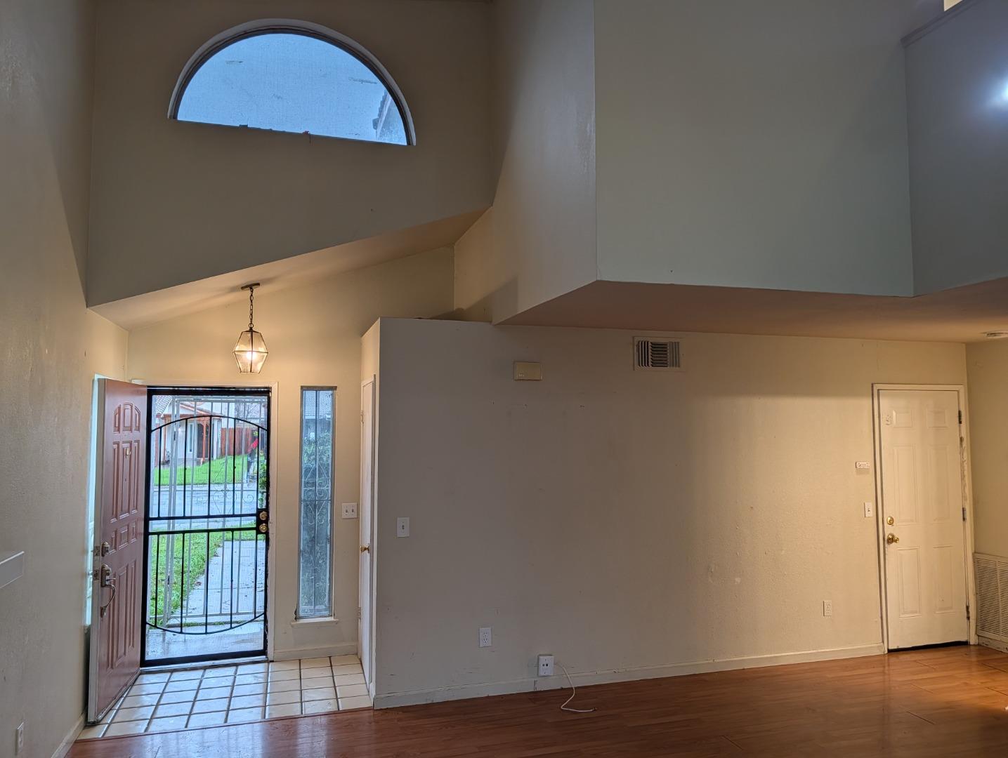 Detail Gallery Image 4 of 14 For 4900 Camino Royale Dr, Sacramento,  CA 95823 - 3 Beds | 2/1 Baths