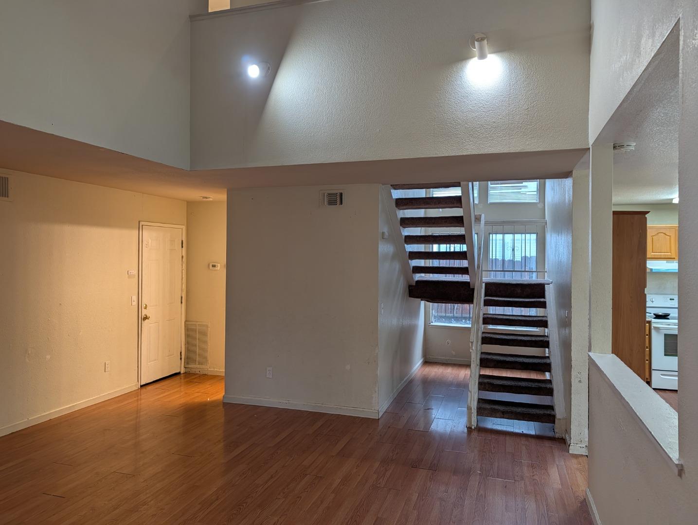 Detail Gallery Image 5 of 14 For 4900 Camino Royale Dr, Sacramento,  CA 95823 - 3 Beds | 2/1 Baths