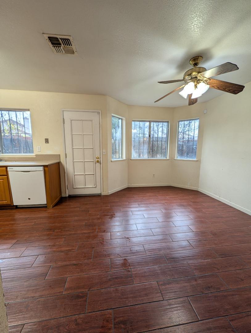 Detail Gallery Image 6 of 14 For 4900 Camino Royale Dr, Sacramento,  CA 95823 - 3 Beds | 2/1 Baths