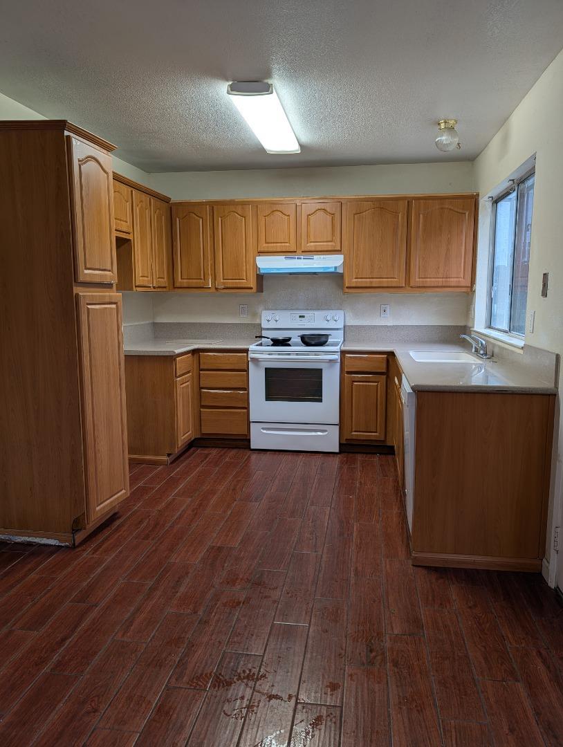 Detail Gallery Image 7 of 14 For 4900 Camino Royale Dr, Sacramento,  CA 95823 - 3 Beds | 2/1 Baths