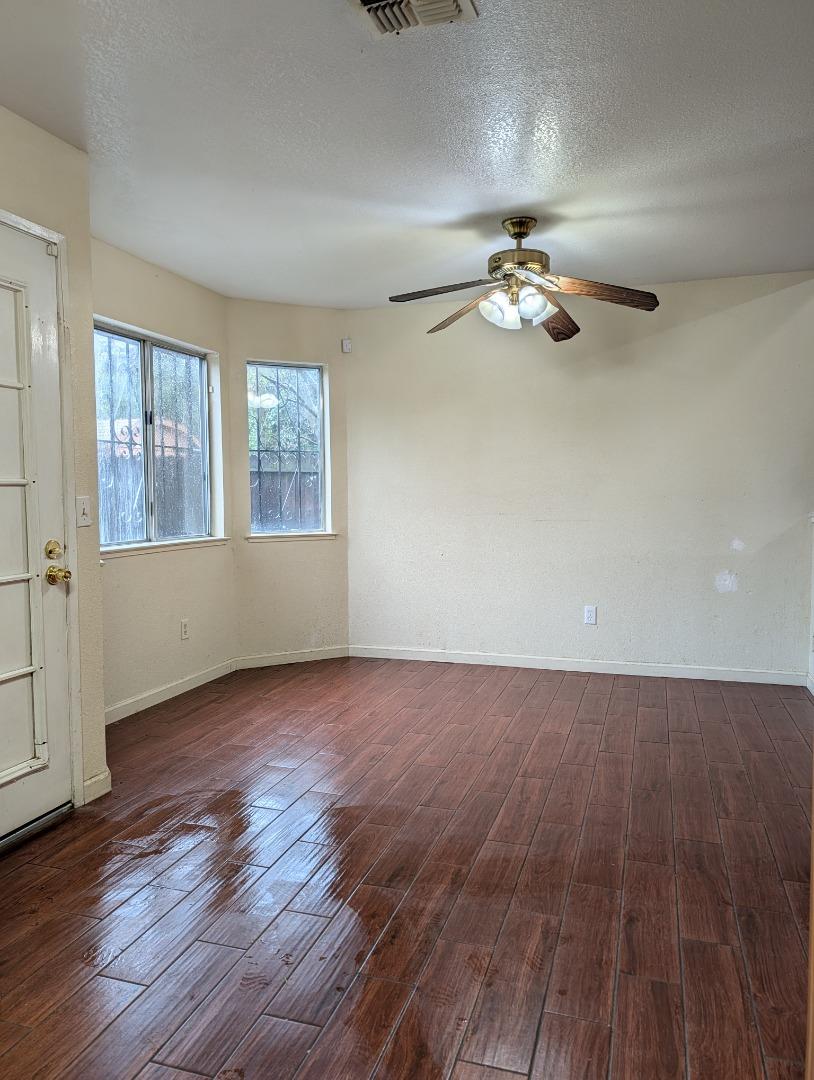 Detail Gallery Image 8 of 14 For 4900 Camino Royale Dr, Sacramento,  CA 95823 - 3 Beds | 2/1 Baths