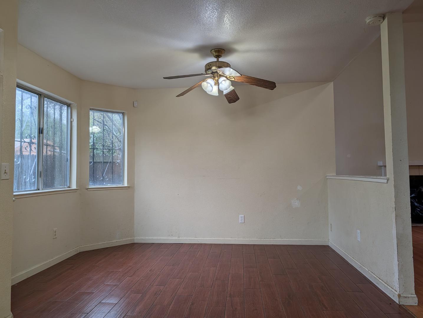 Detail Gallery Image 9 of 14 For 4900 Camino Royale Dr, Sacramento,  CA 95823 - 3 Beds | 2/1 Baths