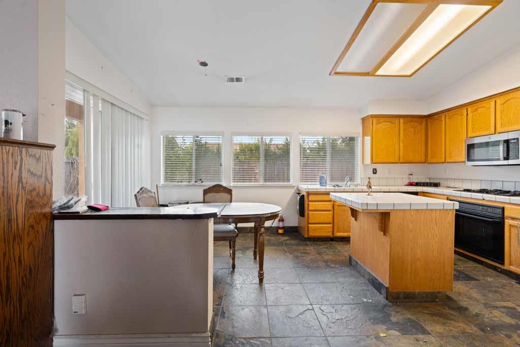 Detail Gallery Image 4 of 20 For 1940 Sycamore, Hollister,  CA 95023 - 3 Beds | 2 Baths