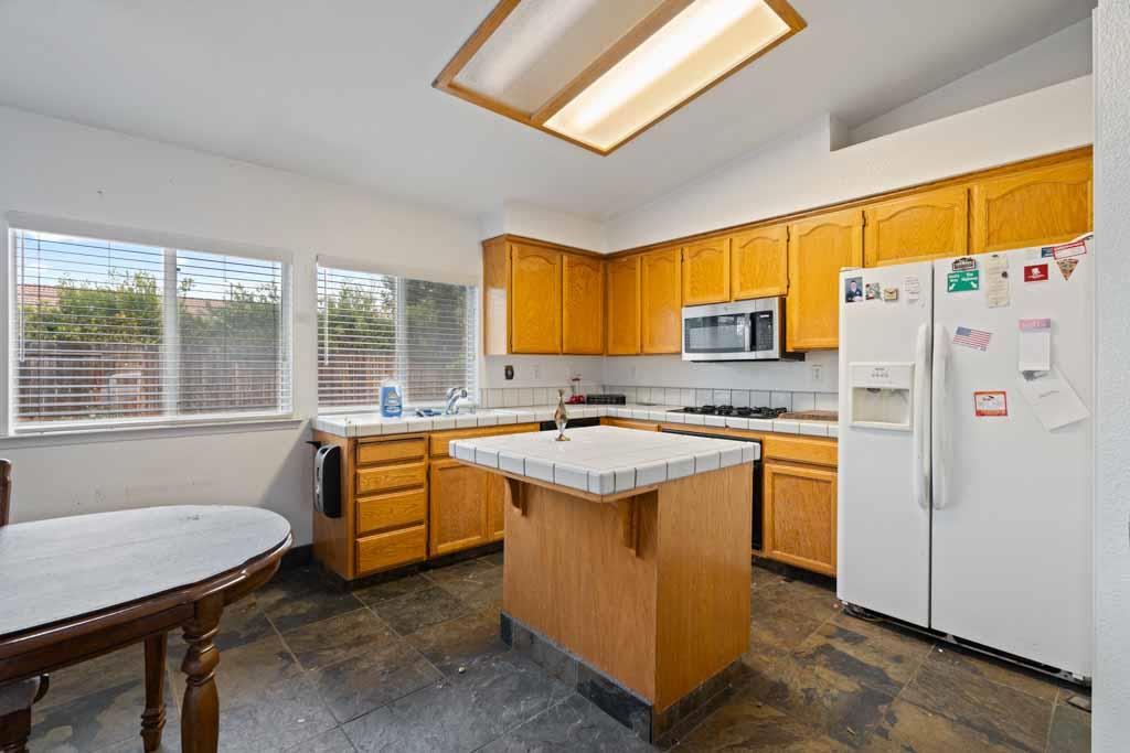 Detail Gallery Image 5 of 20 For 1940 Sycamore, Hollister,  CA 95023 - 3 Beds | 2 Baths