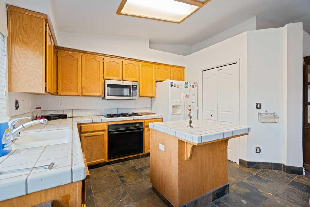 Detail Gallery Image 7 of 20 For 1940 Sycamore, Hollister,  CA 95023 - 3 Beds | 2 Baths