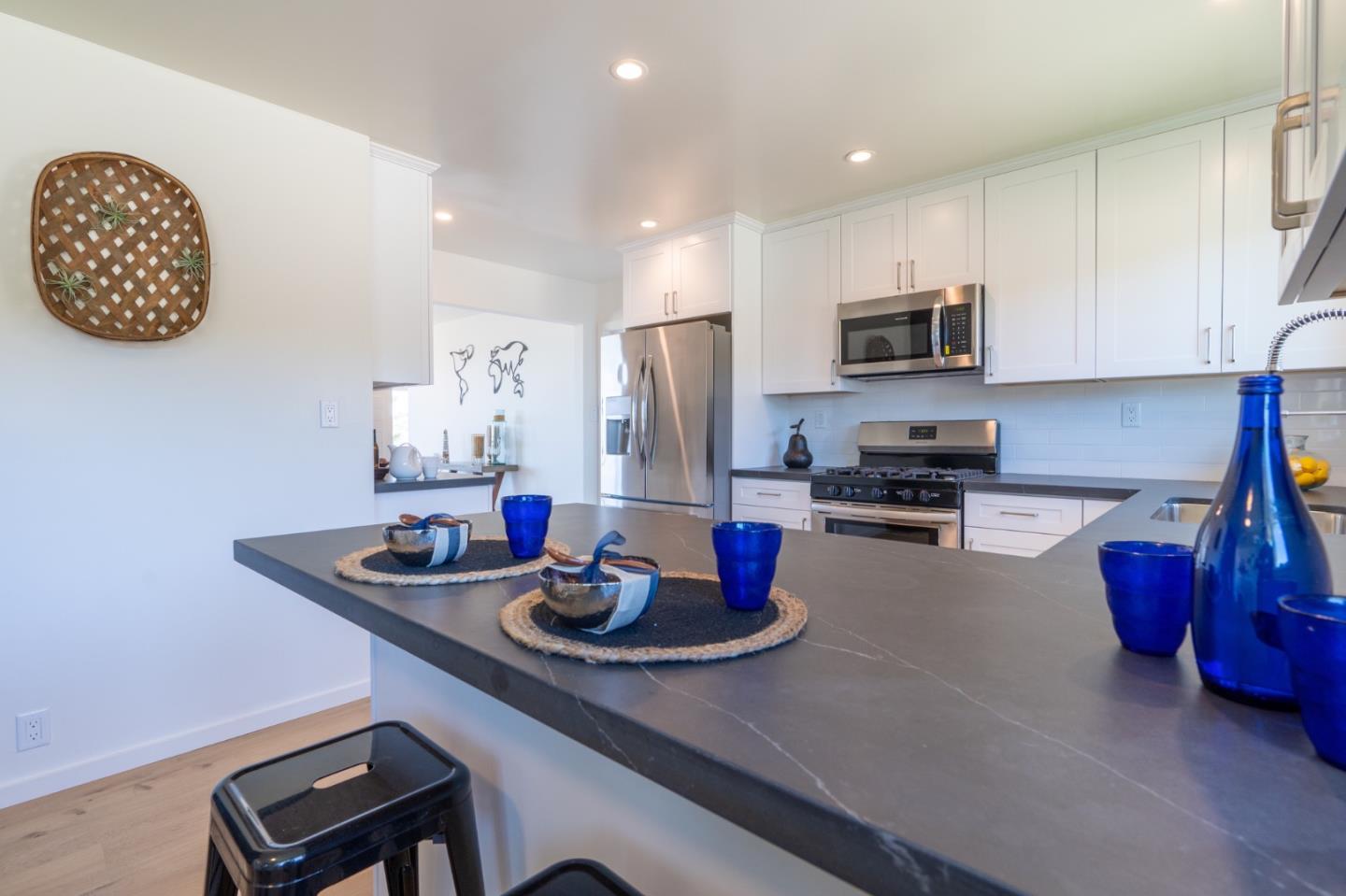 Detail Gallery Image 10 of 63 For 15 Buckland Ct, San Carlos,  CA 94070 - 3 Beds | 2/1 Baths