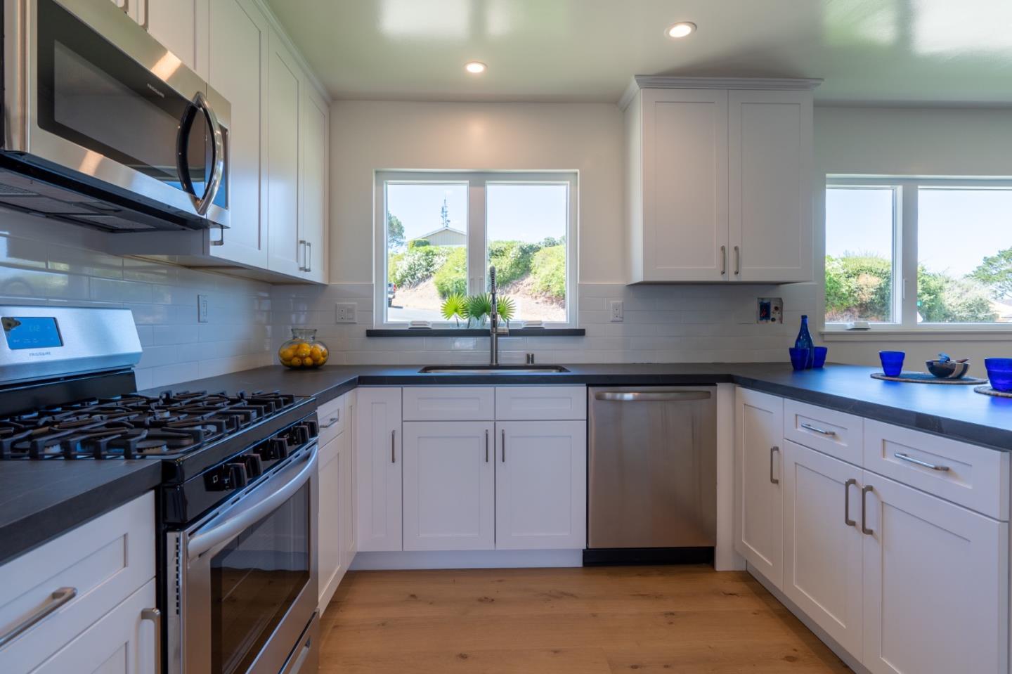 Detail Gallery Image 11 of 63 For 15 Buckland Ct, San Carlos,  CA 94070 - 3 Beds | 2/1 Baths