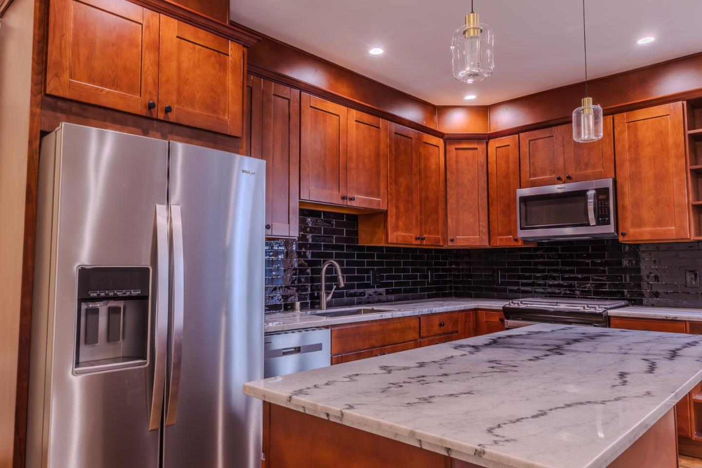 Detail Gallery Image 3 of 35 For 2018 Oakdale Ave, San Francisco,  CA 94124 - 3 Beds | 2 Baths