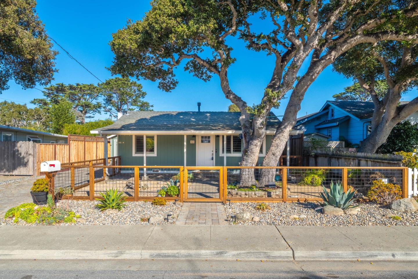 Detail Gallery Image 5 of 45 For 415 Hannon Ave, Monterey,  CA 93940 - 2 Beds | 2 Baths