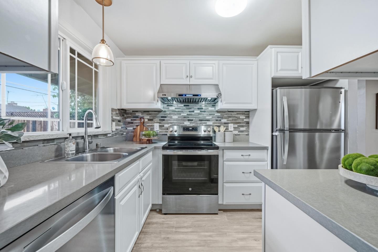 Detail Gallery Image 11 of 41 For 2427 Holland St, San Mateo,  CA 94403 - 3 Beds | 2 Baths