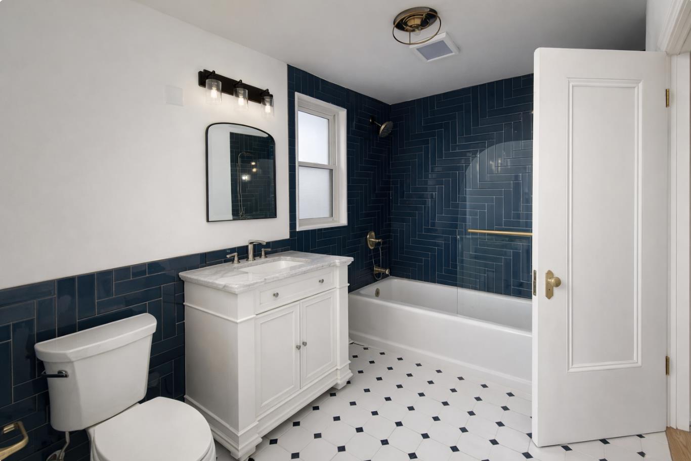 Detail Gallery Image 2 of 7 For 1770 Pacific Ave #304,  San Francisco,  CA 94109 - 2 Beds | 2 Baths