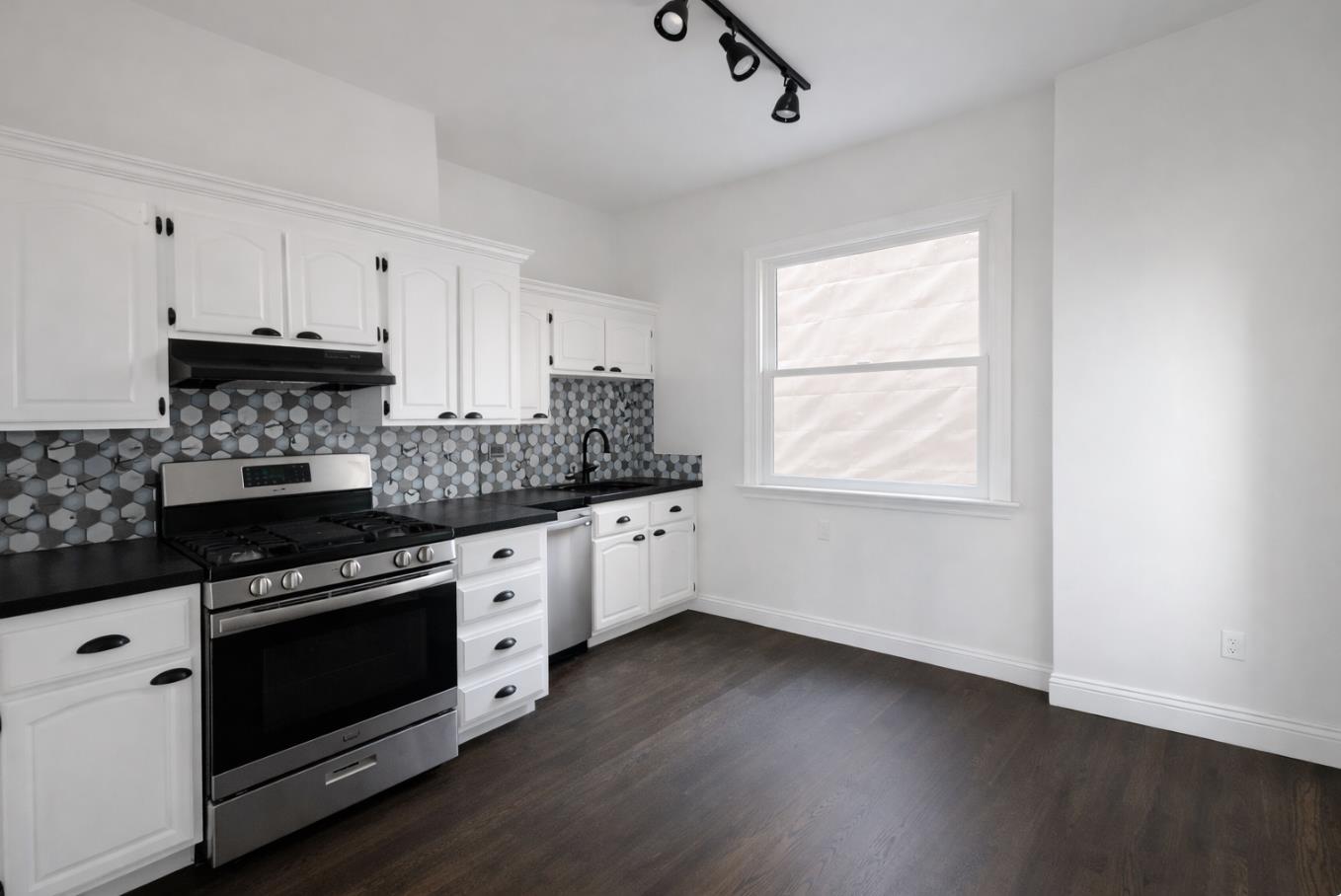 Detail Gallery Image 6 of 7 For 1770 Pacific Ave #304,  San Francisco,  CA 94109 - 2 Beds | 2 Baths