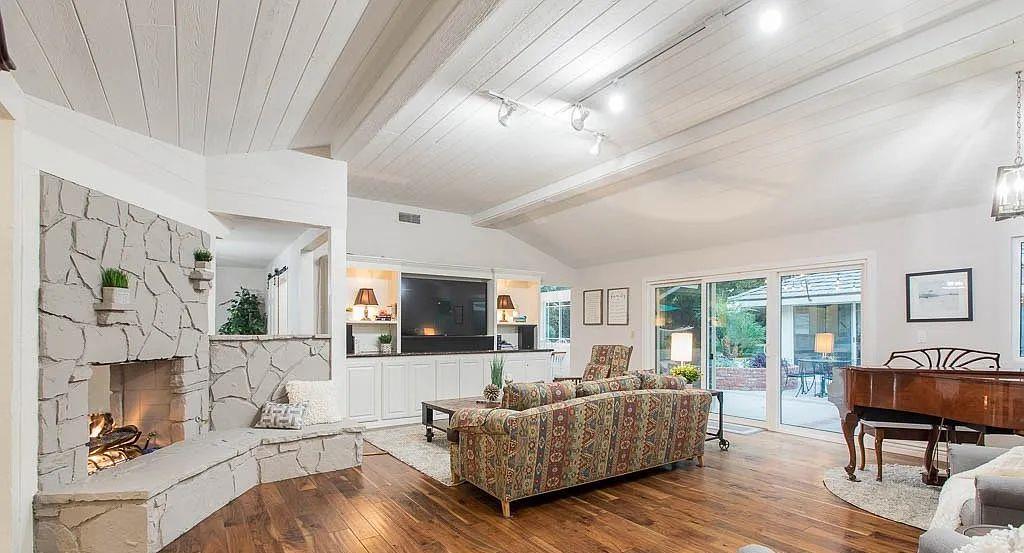 Detail Gallery Image 10 of 39 For 22243 Craggy View St, Chatsworth,  CA 91311 - 5 Beds | 4 Baths