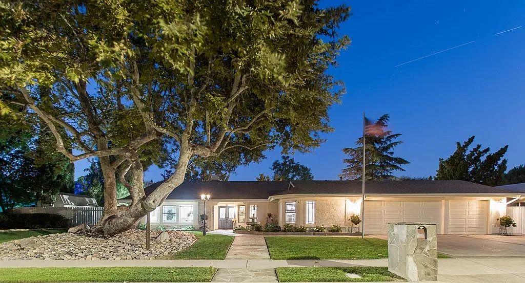 Detail Gallery Image 13 of 39 For 22243 Craggy View St, Chatsworth,  CA 91311 - 5 Beds | 4 Baths