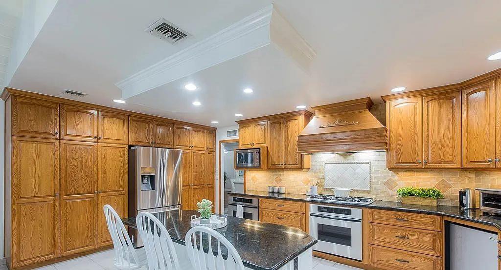 Detail Gallery Image 17 of 39 For 22243 Craggy View St, Chatsworth,  CA 91311 - 5 Beds | 4 Baths