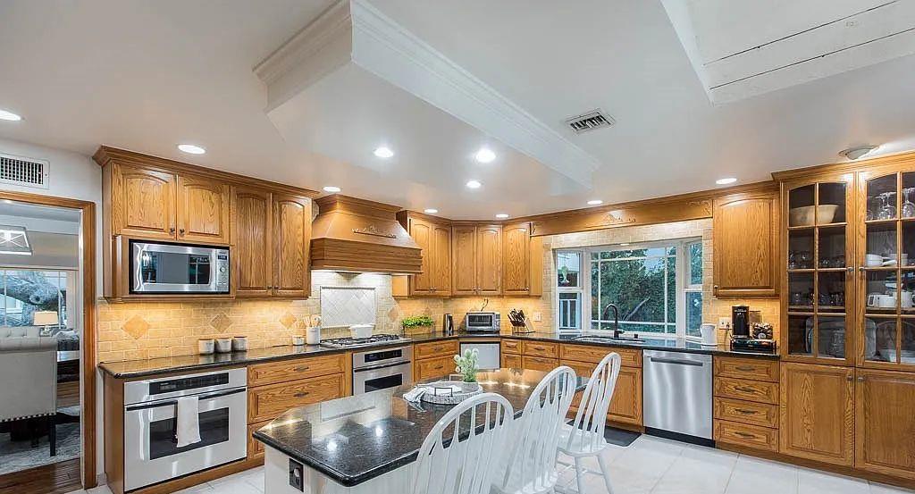 Detail Gallery Image 18 of 39 For 22243 Craggy View St, Chatsworth,  CA 91311 - 5 Beds | 4 Baths