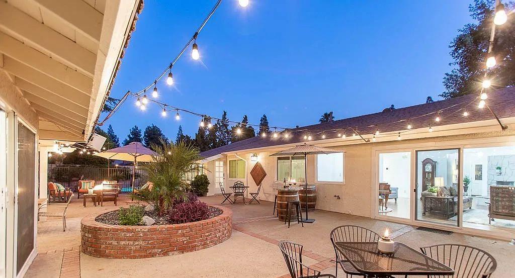 Detail Gallery Image 3 of 39 For 22243 Craggy View St, Chatsworth,  CA 91311 - 5 Beds | 4 Baths