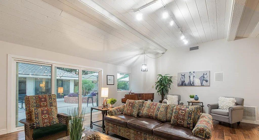 Detail Gallery Image 5 of 39 For 22243 Craggy View St, Chatsworth,  CA 91311 - 5 Beds | 4 Baths