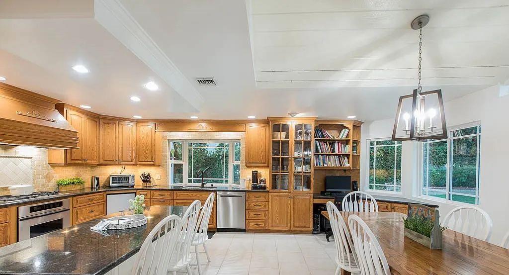 Detail Gallery Image 7 of 39 For 22243 Craggy View St, Chatsworth,  CA 91311 - 5 Beds | 4 Baths