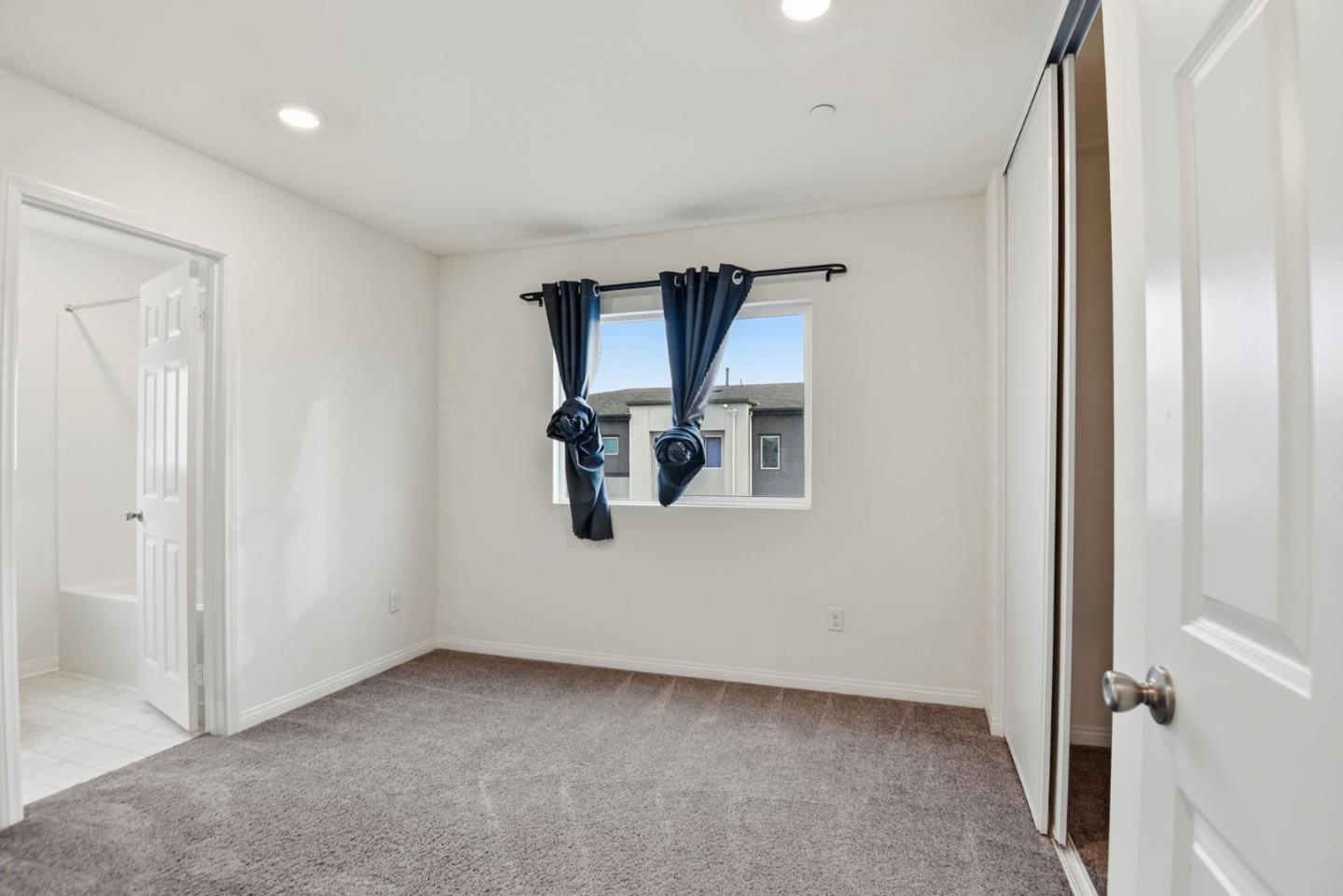 Detail Gallery Image 10 of 30 For 14043 Royalton Ln #4,  Gardena,  CA 90247 - 4 Beds | 3/1 Baths