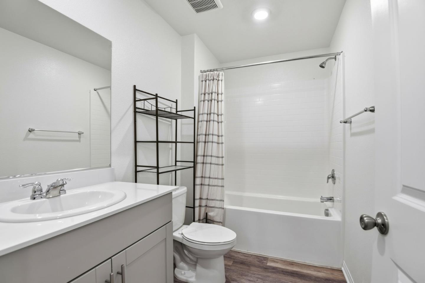 Detail Gallery Image 18 of 30 For 14043 Royalton Ln #4,  Gardena,  CA 90247 - 4 Beds | 3/1 Baths