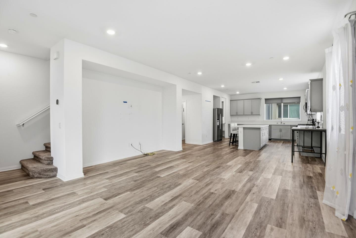 Detail Gallery Image 4 of 30 For 14043 Royalton Ln #4,  Gardena,  CA 90247 - 4 Beds | 3/1 Baths