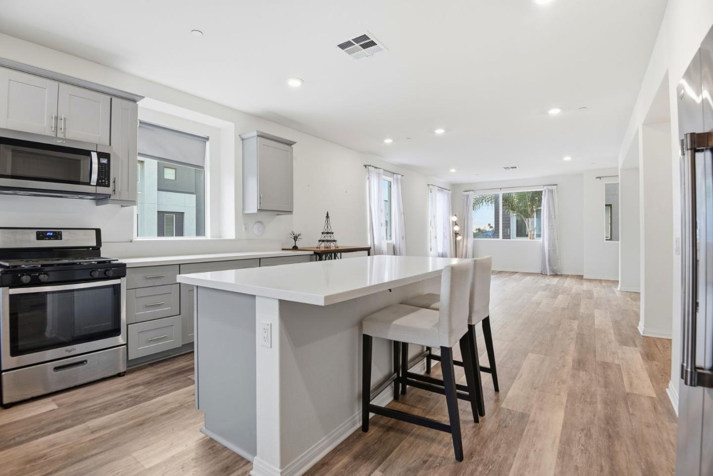 Detail Gallery Image 5 of 30 For 14043 Royalton Ln #4,  Gardena,  CA 90247 - 4 Beds | 3/1 Baths