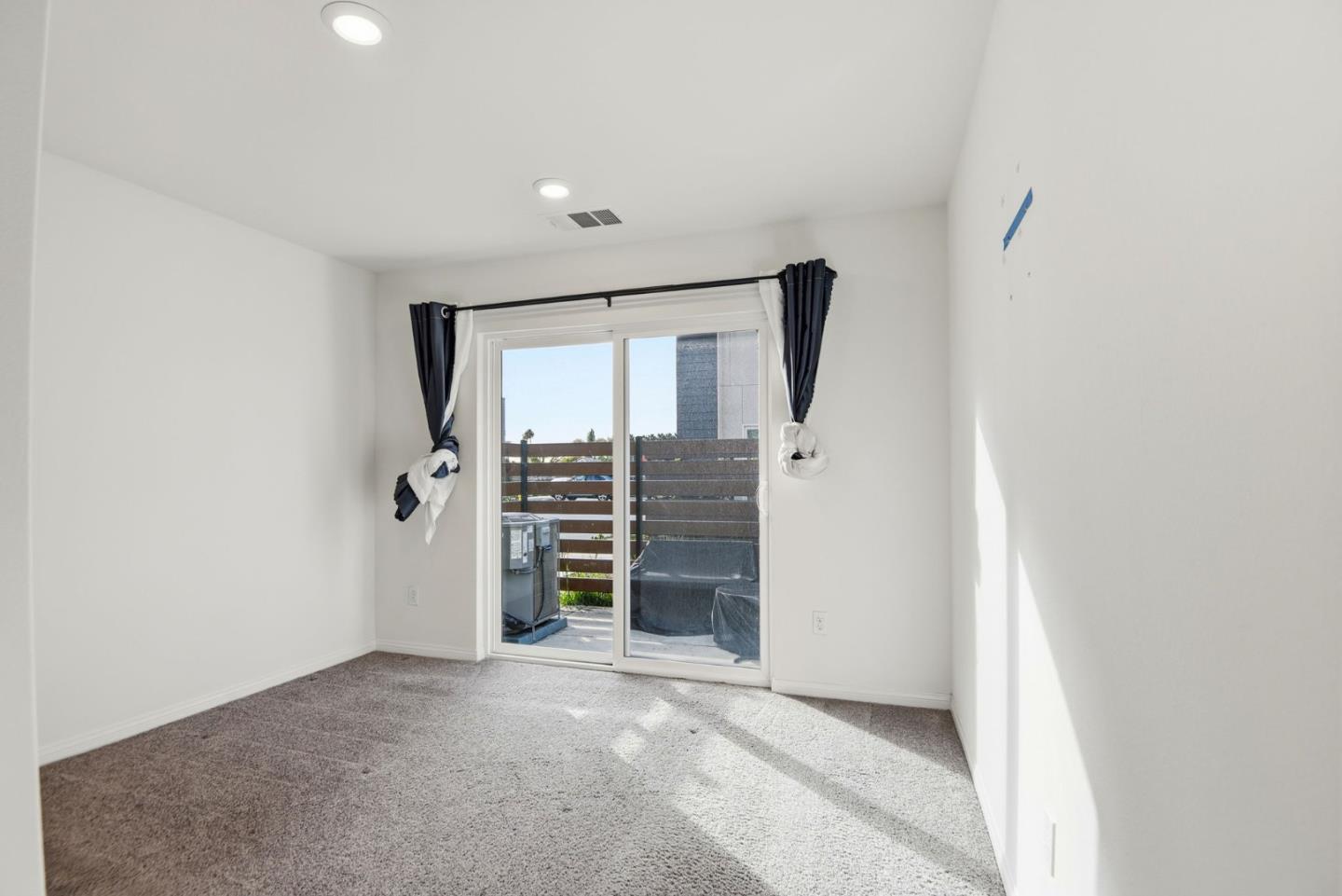 Detail Gallery Image 6 of 30 For 14043 Royalton Ln #4,  Gardena,  CA 90247 - 4 Beds | 3/1 Baths