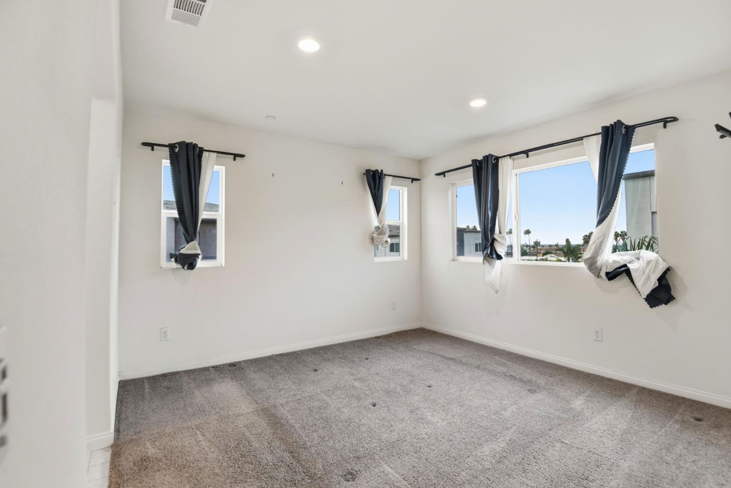 Detail Gallery Image 9 of 30 For 14043 Royalton Ln #4,  Gardena,  CA 90247 - 4 Beds | 3/1 Baths